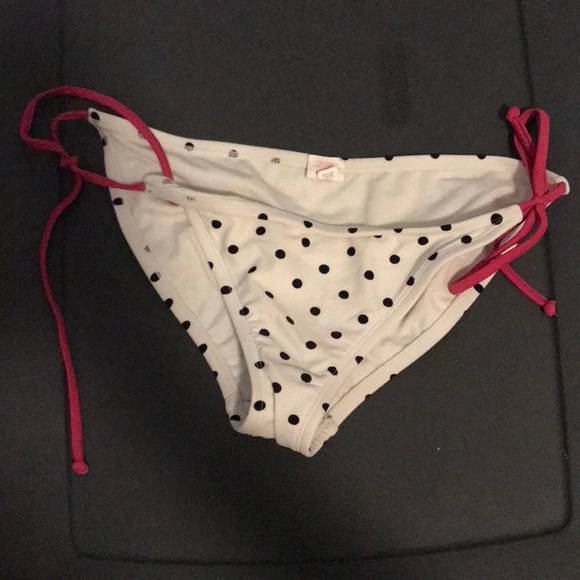 Bathing suits - Picture 7 of 8